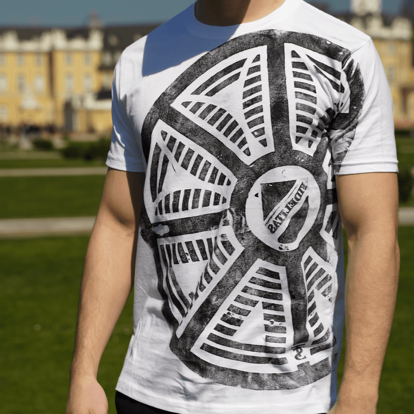 Fidelitas schwarzer Volldruck - weißes Unisex Shirt