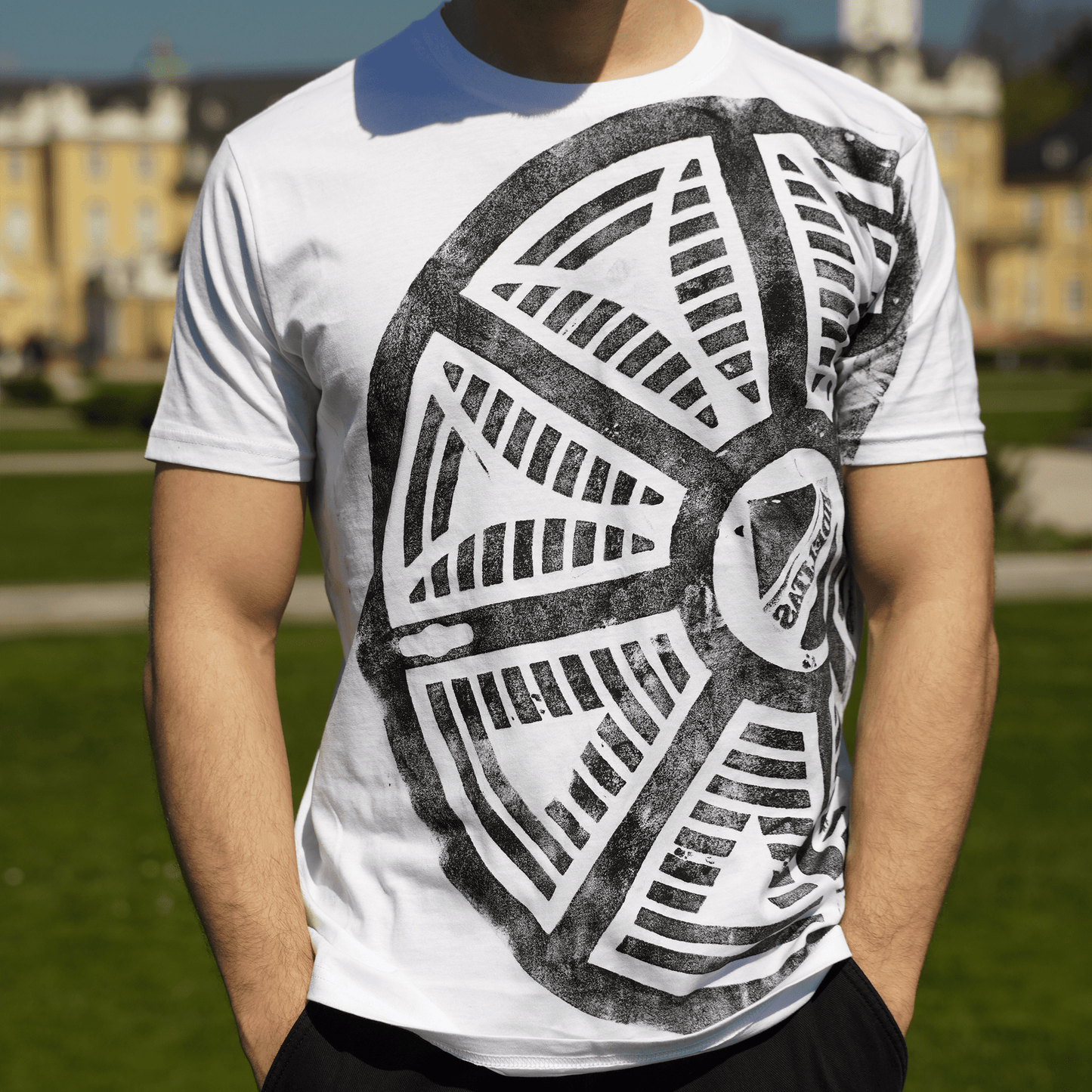 Fidelitas schwarzer Volldruck - weißes Unisex Shirt