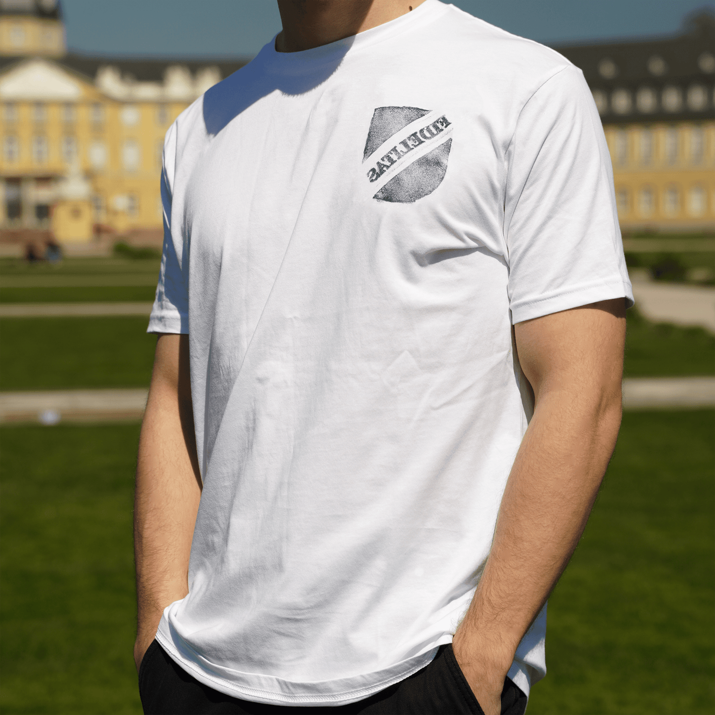 Fidelitas schwarzer Wappendruck - weißes Unisex Shirt