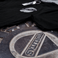 Fidelitas weißer Wappendruck - schwarzes Unisex Shirt